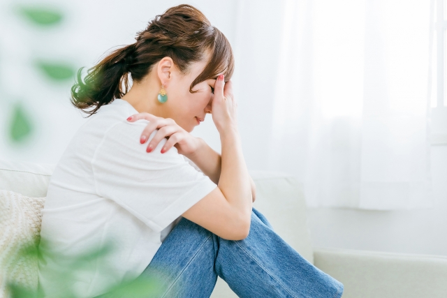 悩む若い女性
