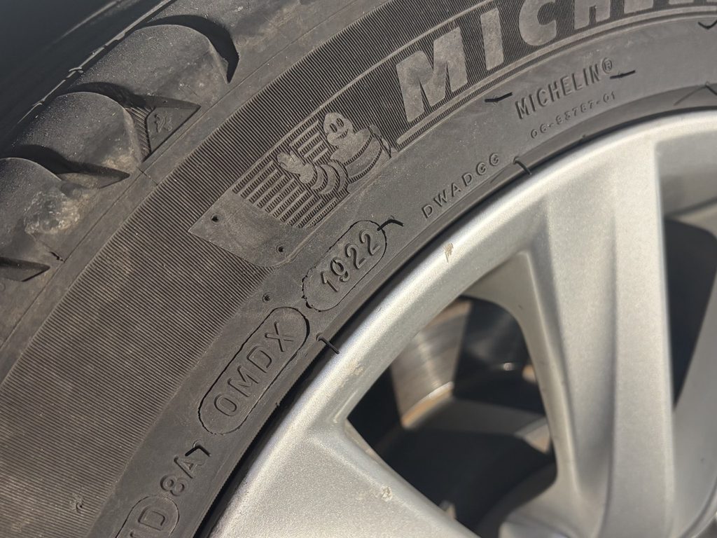 タイヤ側面に刻印された4桁の数字「1922」