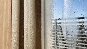 【部屋の湿度70%は危険!】すぐできる対策は?健康と家を守る除湿術と原因を徹底解説