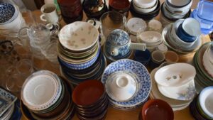 【食器の処分方法】引っ越しや遺品整理で大量に出た食器をどうする？安全な捨て方から買取まで