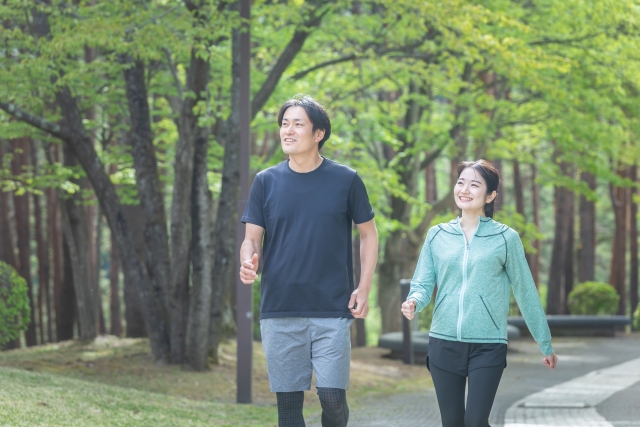 ウォーキングをする男女