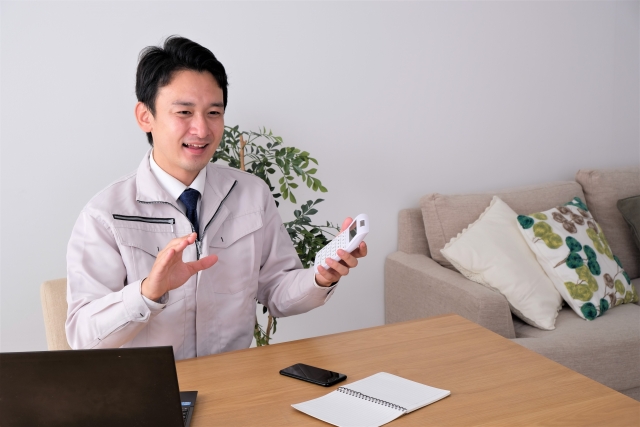 パソコントラブルを解決するスタッフ