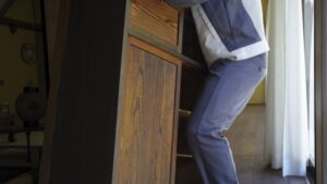 タンスを捨てたいけれど重くて運べない！無理せず大きな家具を処分するコツと便利な解決法