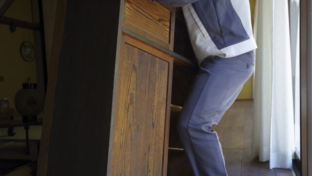 タンスを捨てたいけれど重くて運べない！無理せず大きな家具を処分するコツと便利な解決法
