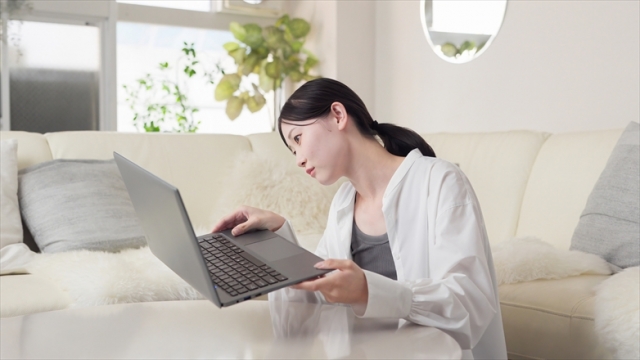 パソコンを持つ女性