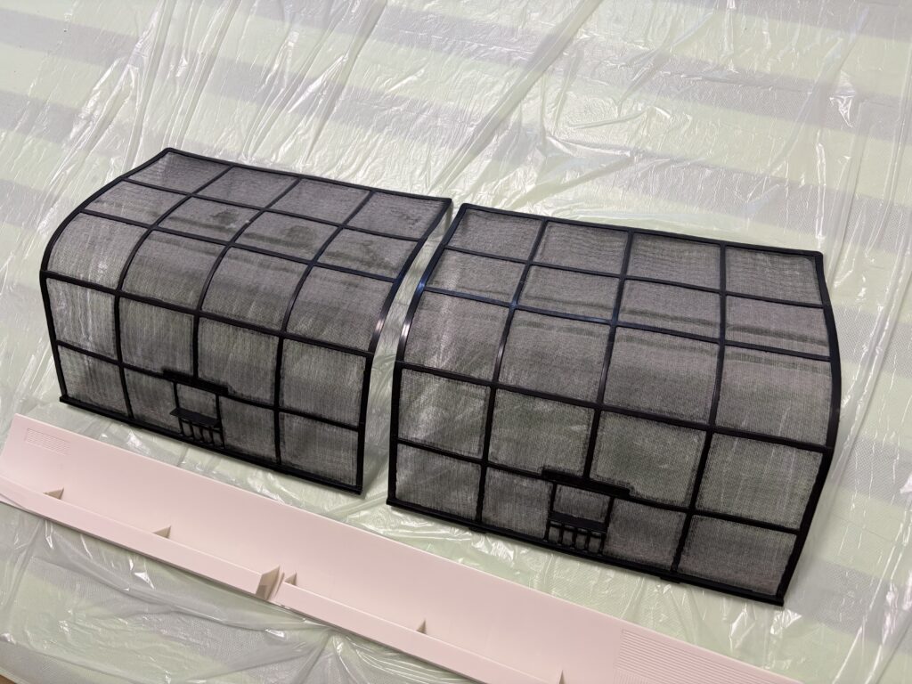 お掃除機能なしのエアコンのフィルター。お掃除機能付きのエアコンと比べるとほこりが多く付着している。