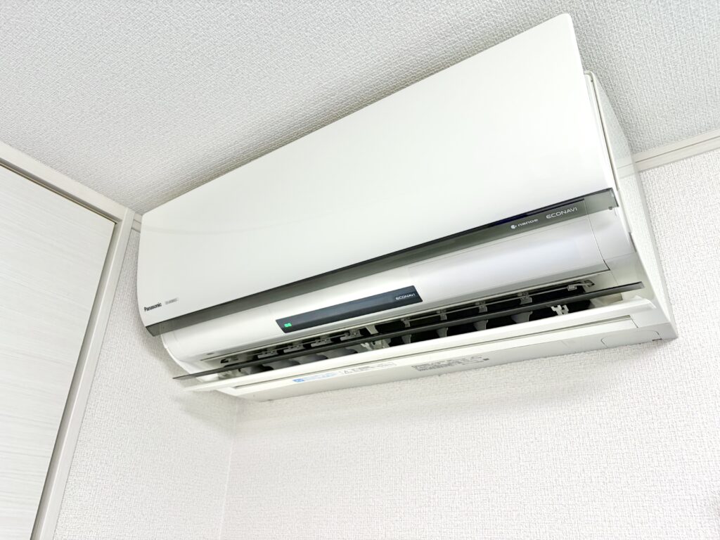 元通りに組み立てられたエアコン。外側のパーツも掃除してもらえるので、見た目もきれいになっている。