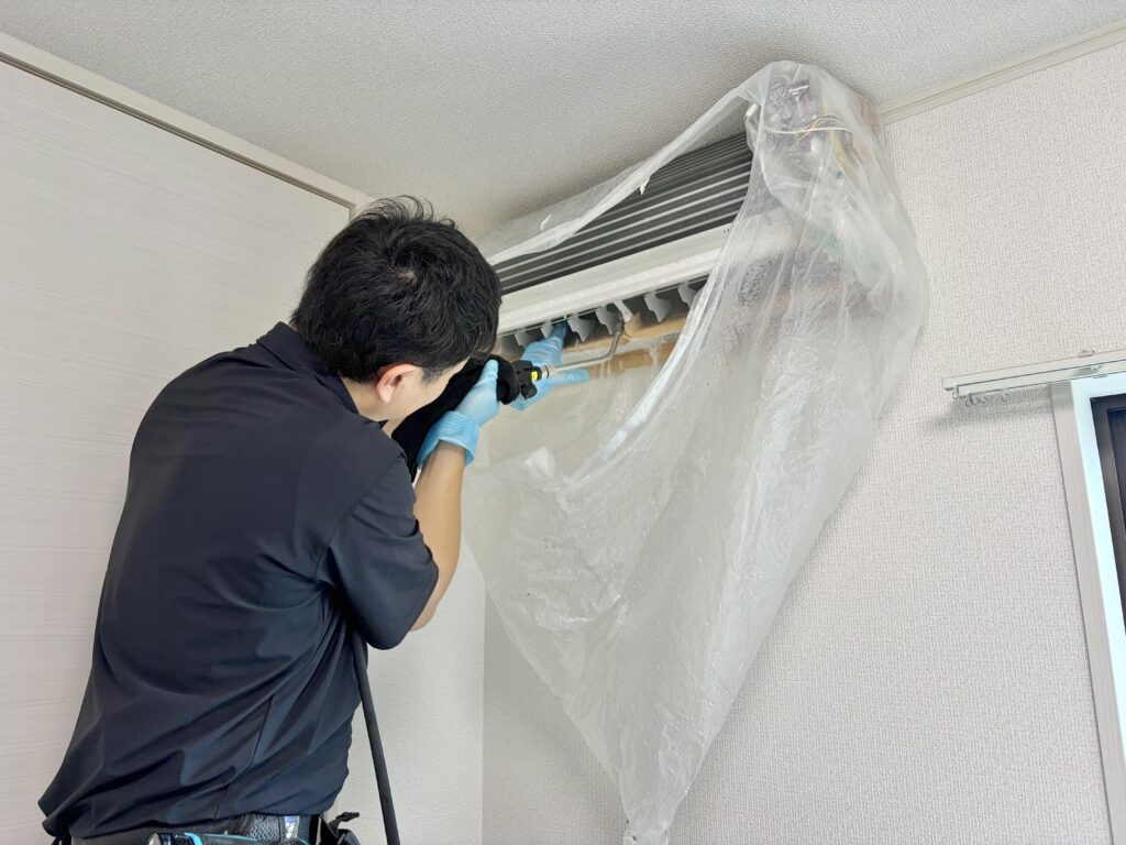 実際にエアコン内部を高圧洗浄している様子。