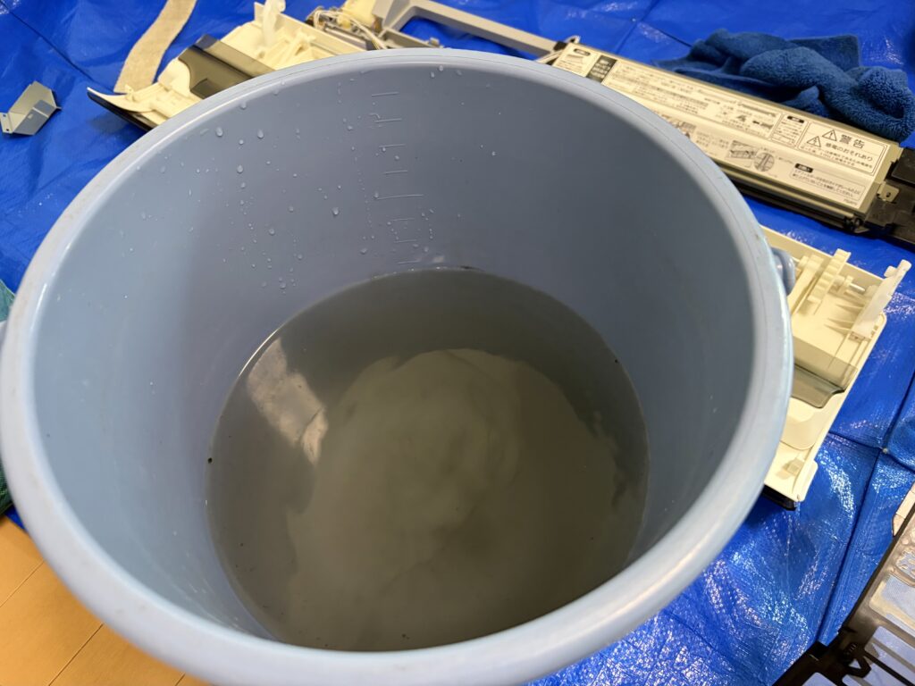 クリーニング後に出た排水。埃やカビの汚れによって、灰色に濁っている。