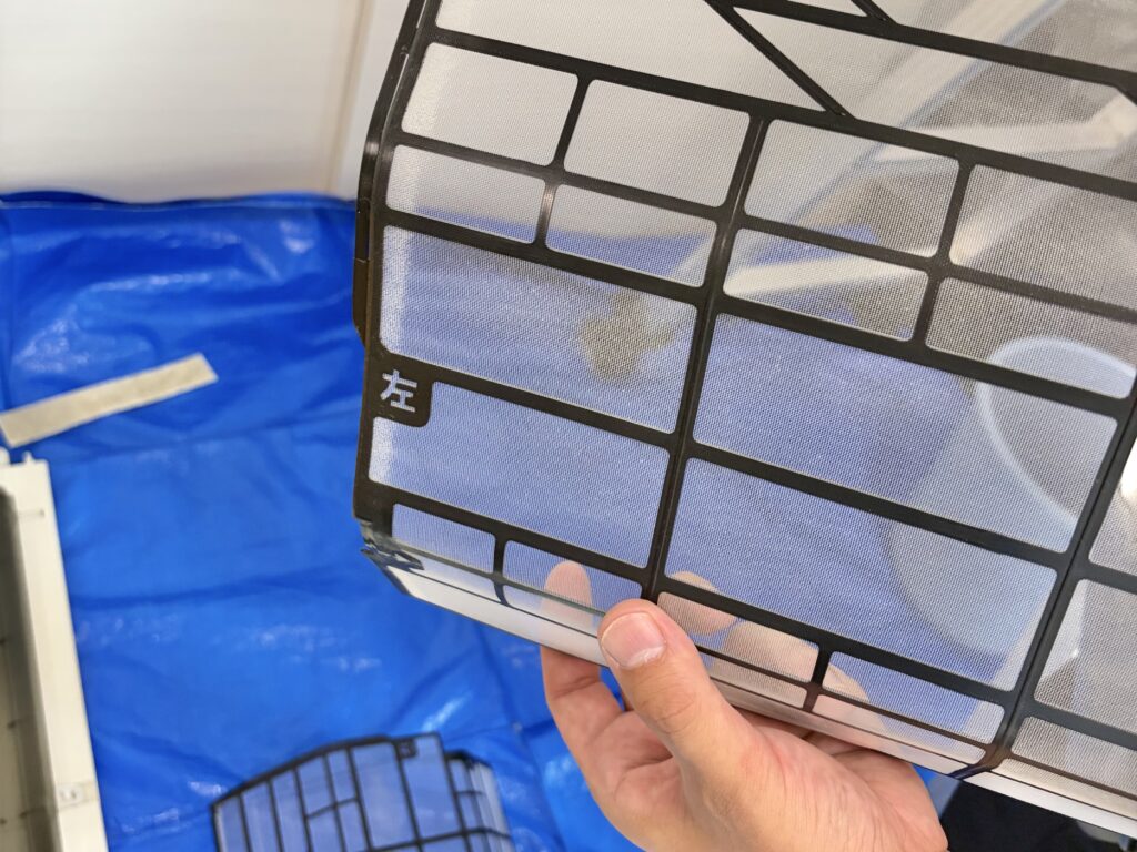 洗う前のフィルター。掃除機能が端まで機能していないため、端の2cmくらいの部分に埃が溜まっている。