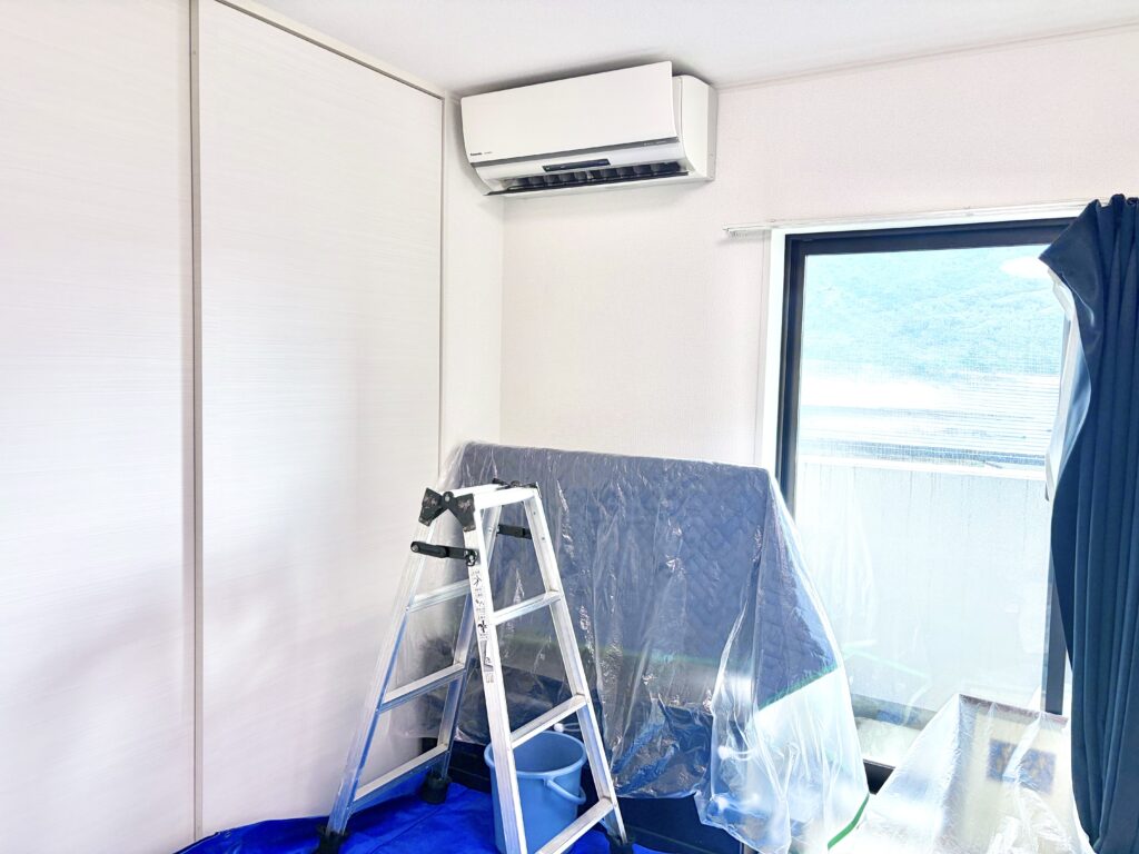 養生の様子。動かせなかった家具もビニールでしっかりと覆われている。