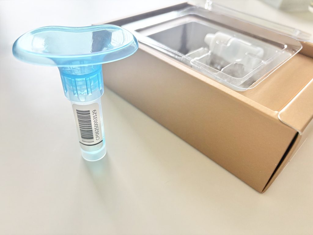唾液を入れた容器に保存液を混ぜた様子。